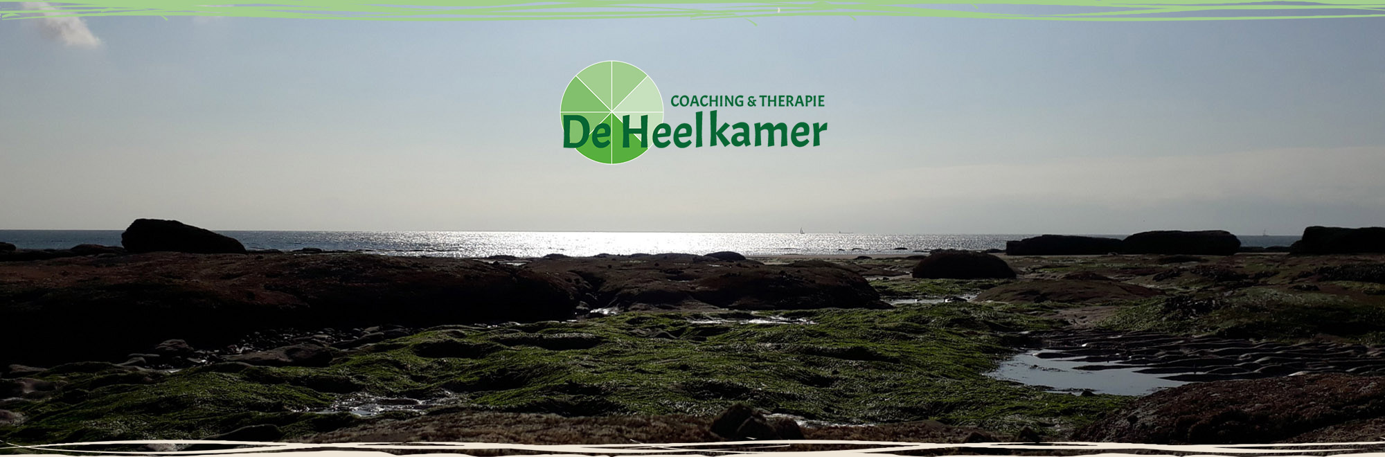 Headerfoto van een kustlijn met rotsen